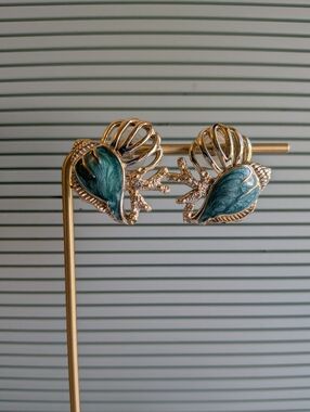 Vintage Enameled Seashell Earrings